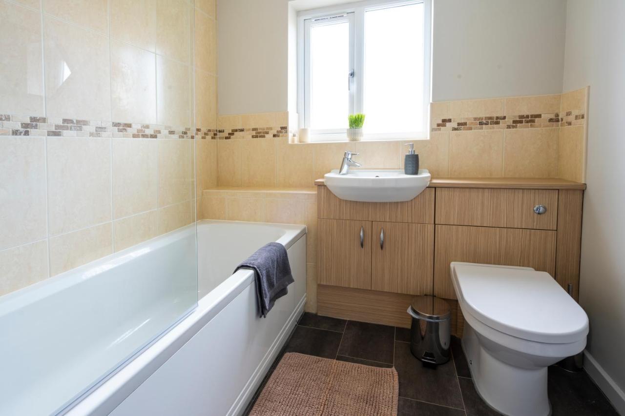 Bright & Modern 4 Bedroom Townhouse Stafford Exteriör bild